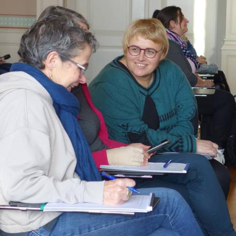 Teilnehmende diskutieren am Nursing Science Symposium 2024 über neue Wege für die Gesundheitsversorgung von Familien.