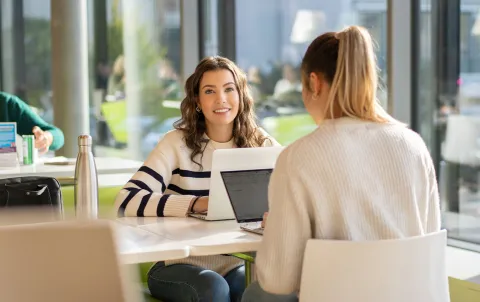 Studierende in der Cafeteria im Careum Bildungszentrum