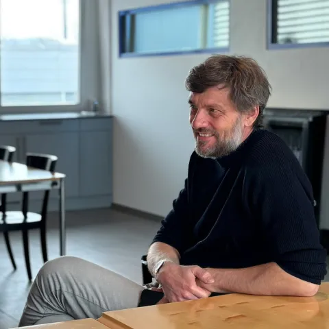 Der Geschäftsführer der AVA im Interview an einem Tisch sitzend