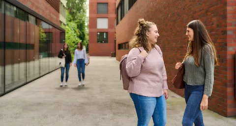 Zwei Studierende auf dem Careum Campus im Gespräch