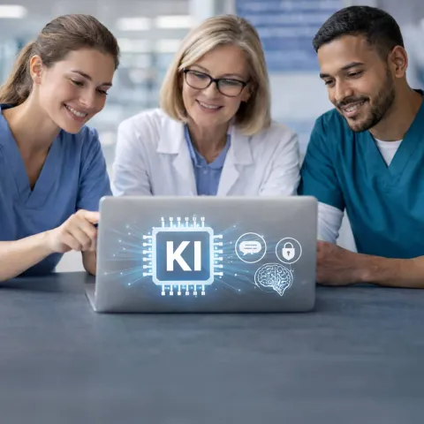 Gesundheitsfachpersonen nutzen KI am Laptop im Berufsalltag im Spital