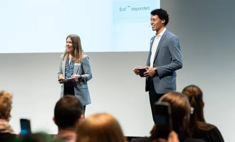 Das Moderatorenduo Julia Amann und Johnsua König von Careum führt mit viel Energie und Humor durch den Tag