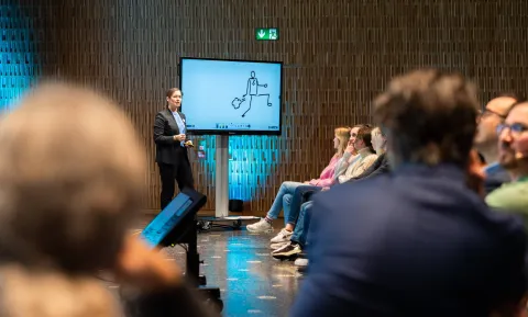 Marion Leu, Leiterin des Careum Verlags, erklärt den KI-Lerncoach von Sphere anhand eines Praxisbeispiels mit Live-Zeichnungen auf dem Bildschirm 