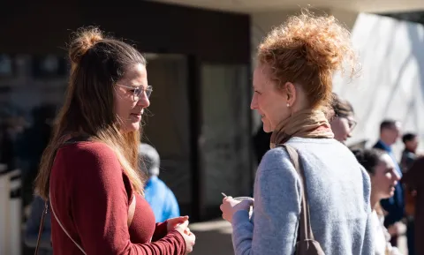 Gäste nutzen eine Pause beim Careum Forum 2026 zum Austausch vor der Eventlocation Careum Auditorium