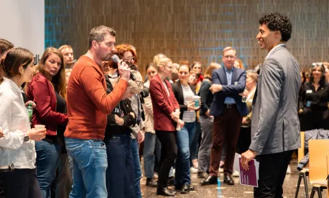 Die Gäste am Careum Forum 2026 schätzen sich selbst zu Fragen rund um KI in der Gesundheitsversorgung ein