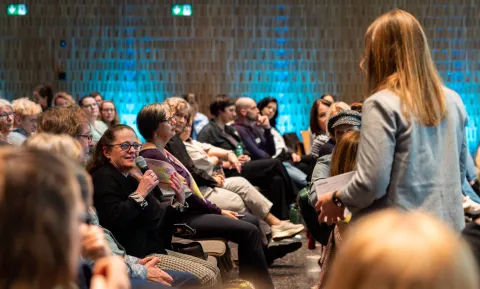 Die Teilnehmenden diskutieren engagiert mit am Careum Forum 2026 im technisch modernisierten Careum Auditorium