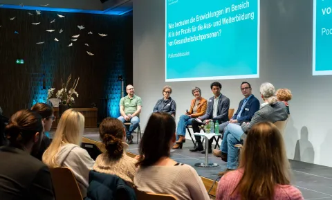 Was bedeuten die Entwicklungen im Bereich KI für die Aus- und Weiterbildung? Podiumsgespräch am Careum Forum 2026 mit Adi Marty, Susanne Opel, Elisabeth Villiger, Moderator Johnsua König, Manfred Hertach, Claudia Witt und Michael Döring-Wermelinger 