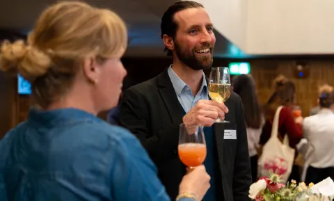Zeit zum Austauschen und Netzwerken am Apéro im Foyer des Careum Auditoriums beim Careum Forum 2026