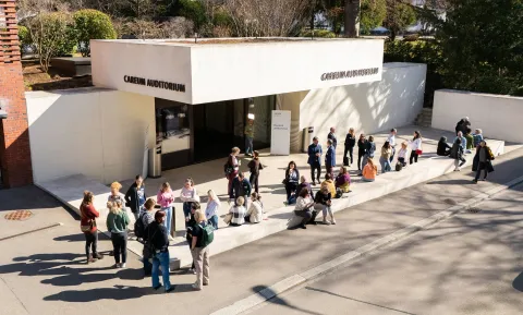 Passender Rahmen für attraktive Events: Die Gäste des Careum Forums 2026 kommen vor dem Careum Auditorium ins Gespräch