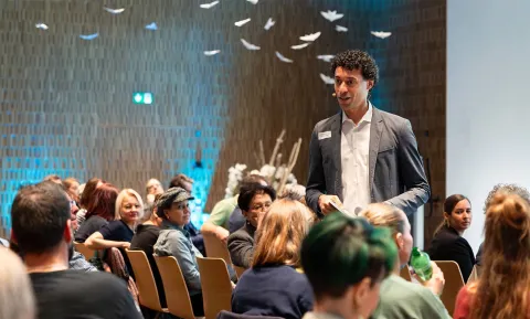 Moderator Johnsua König von Careum Weiterbildung spricht am Careum Forum 2026 mit dem Titel «KI in der Gesundheitsversorgung – zwischen Arbeitsalltag und Bildungsrealität» mit dem Publikum