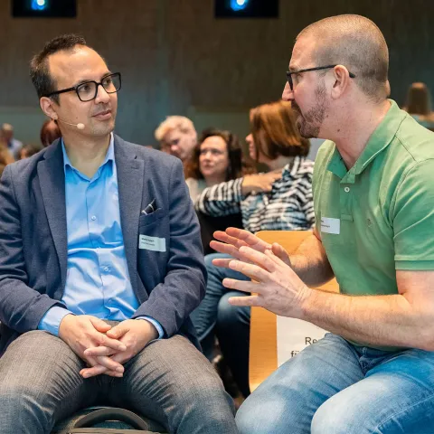 Die beiden Referenten Manfred Hertach und Adi Marty unterhalten sich am Careum Forum 2026 zum Thema KI in der Gesundheitsversorgung