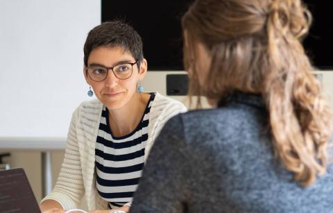 Janine Aegerter interviewt KI-Lerncoach-Projektleiterin Charitini Karadamou.