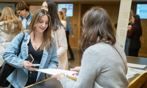 Die Kandidatinnen und Kandidaten der SwissSkills 2023 für FaGe treffen im Careum Auditorium ein