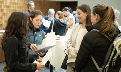 Die Kandidatinnen und Kandidaten der SwissSkills 2023 für FaGe tauschen sich aus