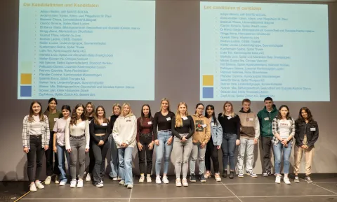 Auf der Bühne: Die Kandidatinnen und Kandidaten für die SwissSkills Championships 2023 für FaGe