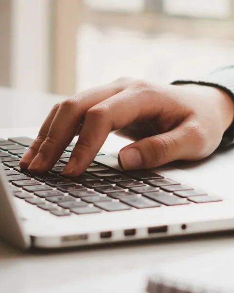 Person erstellt barrierefreie Inhalte auf dem Laptop