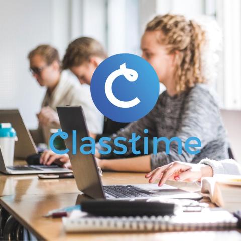 Symbolbild mit jungen Menschen, die vor dem Laptop sitzen und Lernen. Es ist auch ein Logo von classtime sichtbar, eine Firma, Onlinelernfragen ermöglicht.