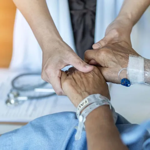hände halten im spital