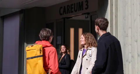 Menschen vor Careum 3