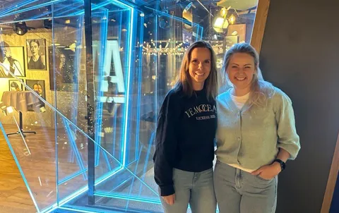 Podcastfolge mit Barbara und Sandra: Der schönste Umweg: Quereinstieg in die Pflege