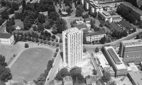 Historisches Luftbild des Schwesternhochhauses an der Plattenstrasse