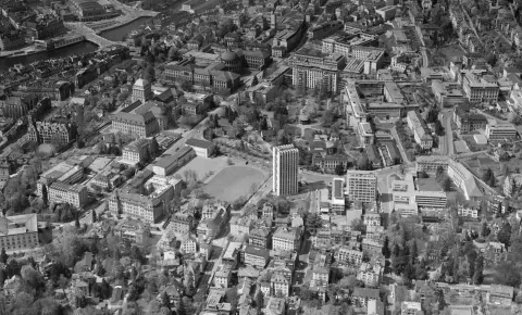 Luftbildaufnahme des Schwesternhochhauses vom Universitätsspital Zürich