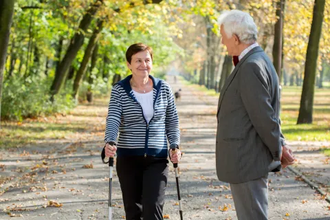 Seniorin mit Stöcken