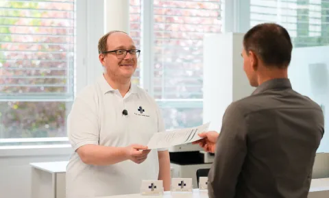 Hausarzt überreicht ein Soziales Rezept