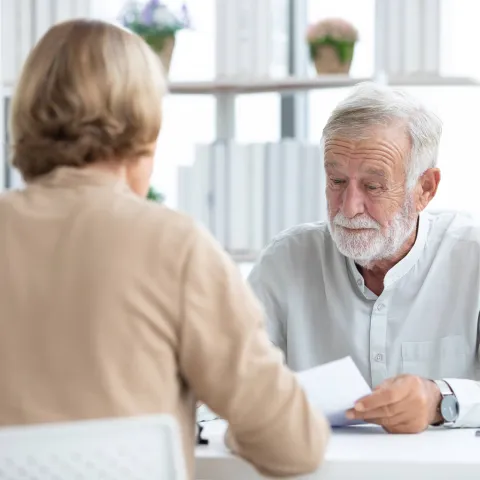 Patient erhält ein soziales Rezept, das ihm geeignete Anlaufstellen aus dem Gemein- und Sozialwesen vermittelt.