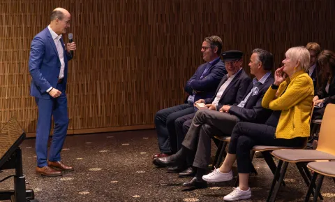 Stiftungsratspräsident Hans Werner verabschiedet seinen Vize René Kühne.