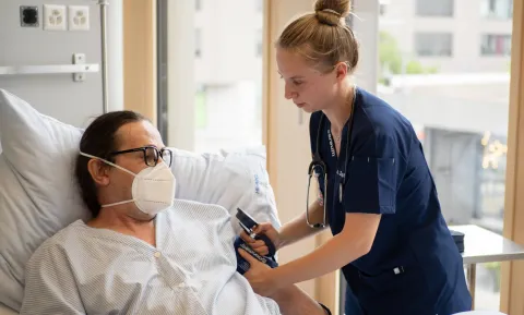 Anna Zopfi an denSwissSkills 2023 für Fachpersonen Gesundheit in Delémont