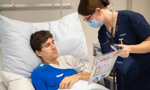 Jael Stössel im Finale der SwissSkills 2023 für Fachpersonen Gesundheit in Delémont