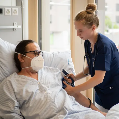 Anna Zopfi, Lernende aus dem Careum Bildungszentrum, bei den SwissSkills Championships 2023 für Fachpersonen Gesundheit in Delémont.