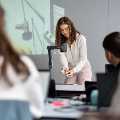 Eine angehende Medizinproduktetechnologin in der Ausbildung bei Careum