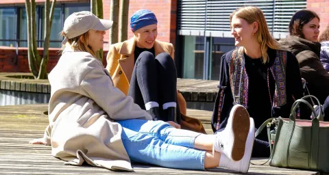 Szene Studierende draussen Campus