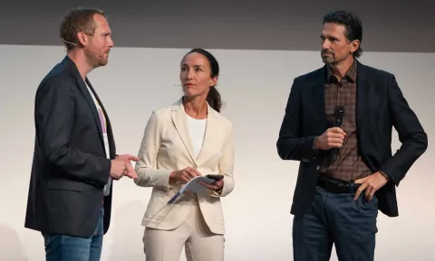Von links: Christian Martens, Moderatorin Dr. Nicole Frank und Prof. Dr. Thomas Mattig im Gespräch an der Führungstagung. 