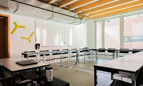 Unterrichtsraum der Careum Hochschule Gesundheit in Zürich mit Whiteboard und flexibler Bestuhlung