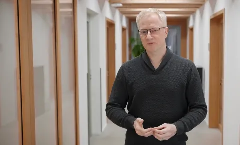 Martin Fröhlich von der Careum Hochschule Gesundheit erläutert, wie Pflegende im Berufsalltag bewusst Verantwortung übernehmen können. 