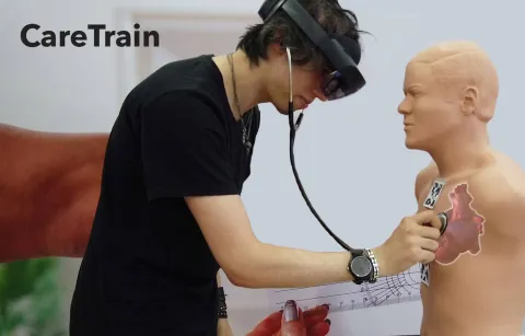 Mann mit Cyberbrille untersucht Körper einer Puppe